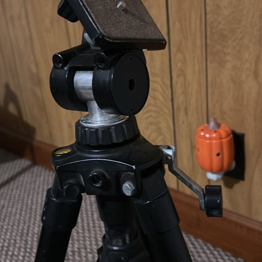 Practically new tripod - Picture 3 of 6